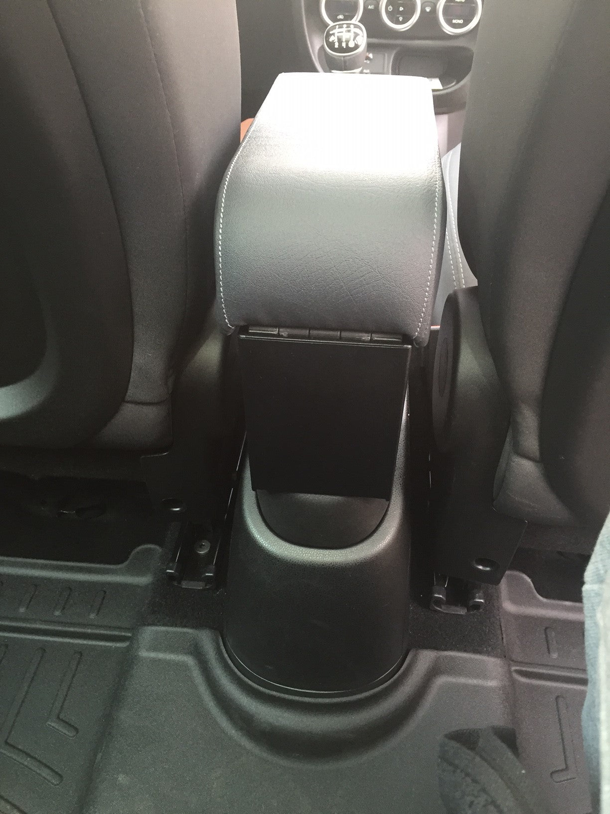 Fiat 500L (2012-05/2017)- bracciolo regolabile in lunghezza con portaoggetti - montaggio ad incastro