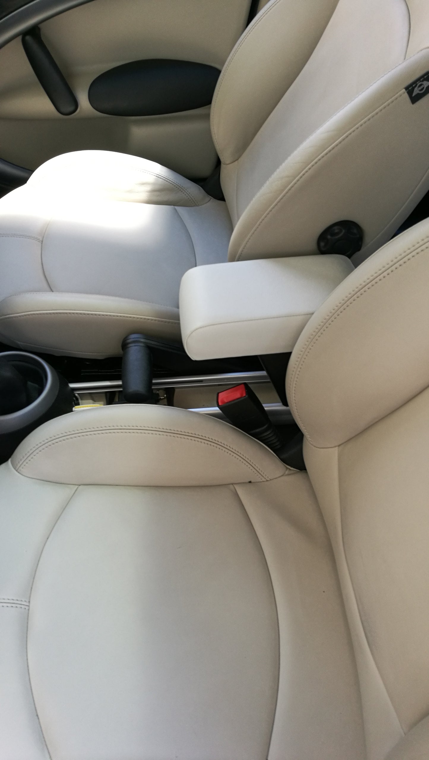 Mini Countryman R60 (2010-2017) - adjustable armrest with storage - invisibile fitting